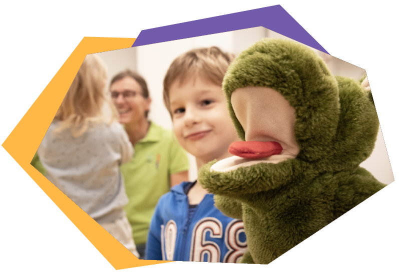 Eine Gruppe von Kindern sitzt mit einem Lehrer im Kreis. Therapiezentrum Harmonie