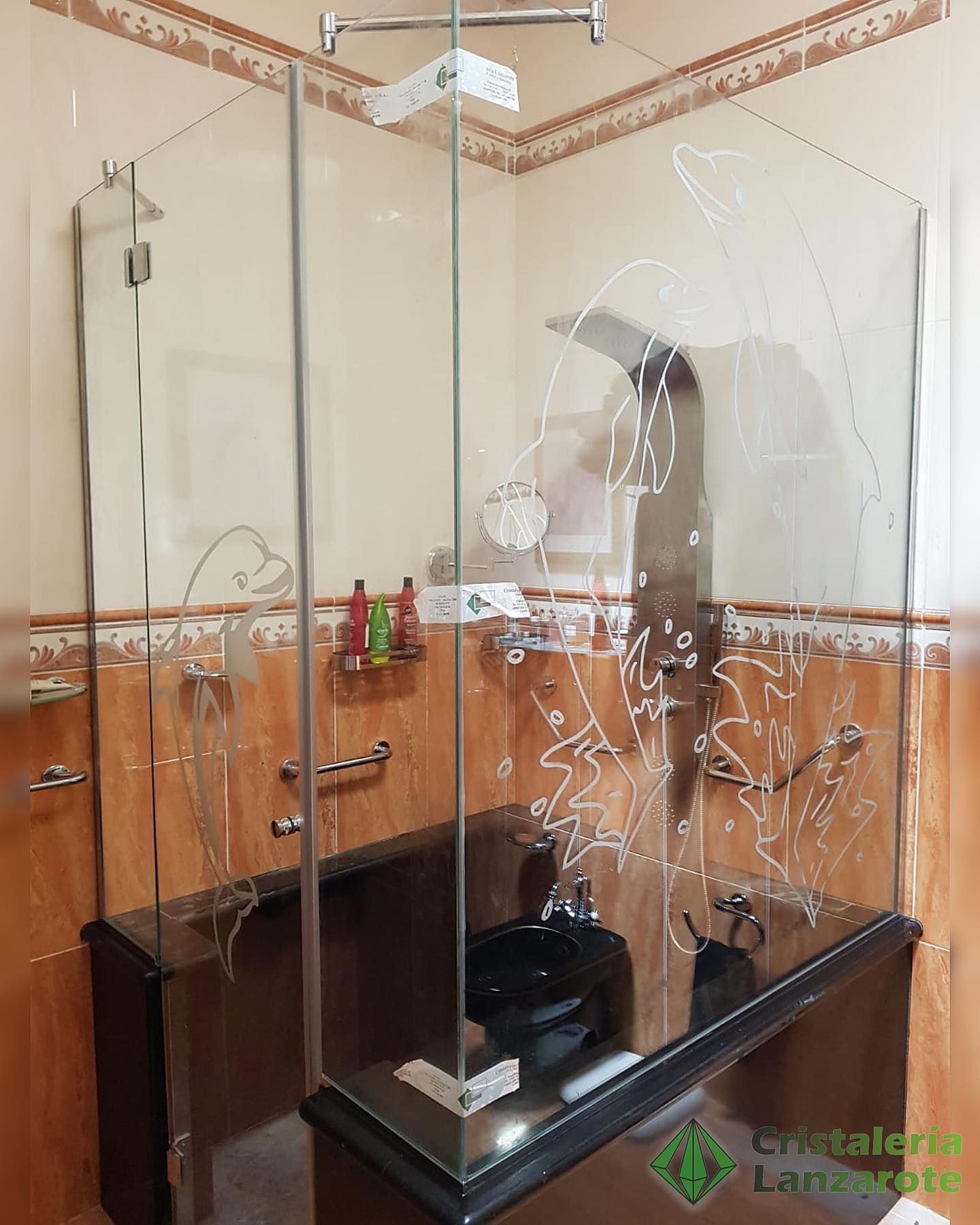 Un baño con cabina de ducha y lavabo.