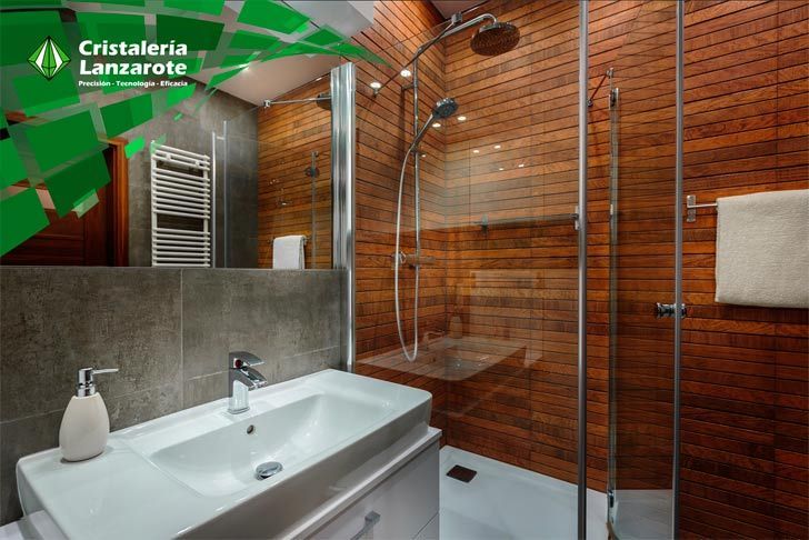 Un baño con lavabo, espejo, ducha y paredes de madera.