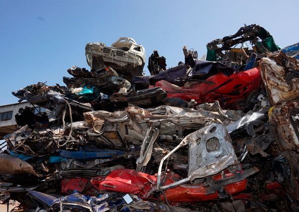 Una pila de chatarra contra un cielo azul.