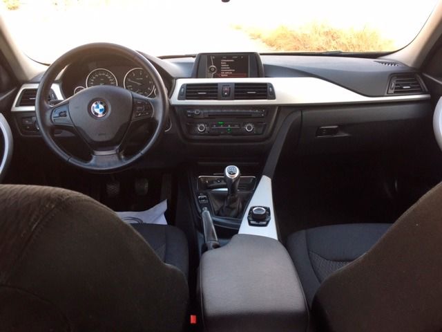 El interior de un coche BMW con volante.