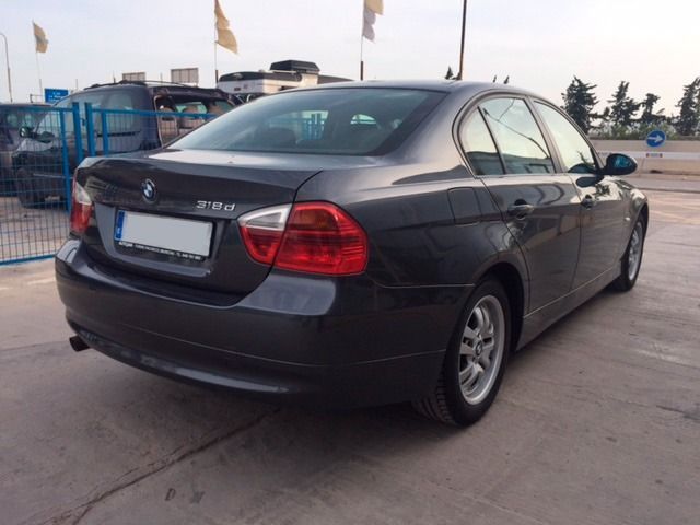 Un BMW negro está estacionado en un estacionamiento.