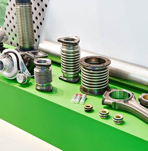 Un estante verde con un montón de piezas de metal encima.