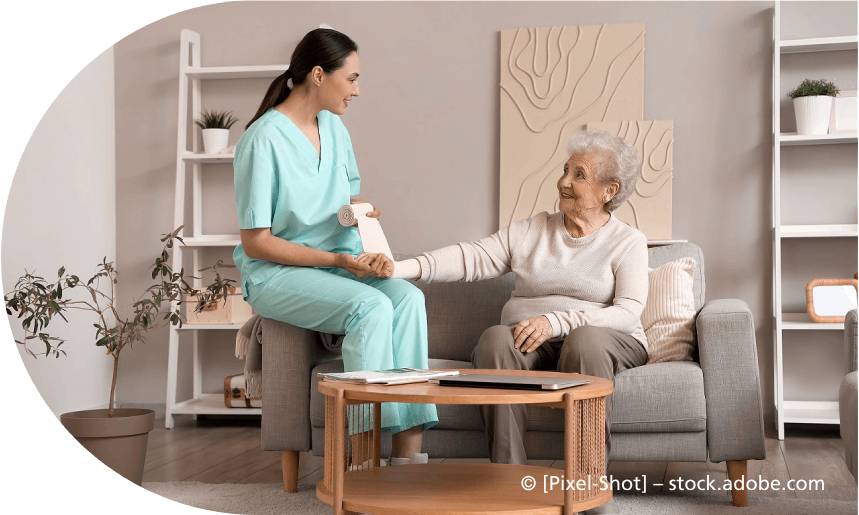 Pflegekraft misst Blutdruck bei älterem Patienten