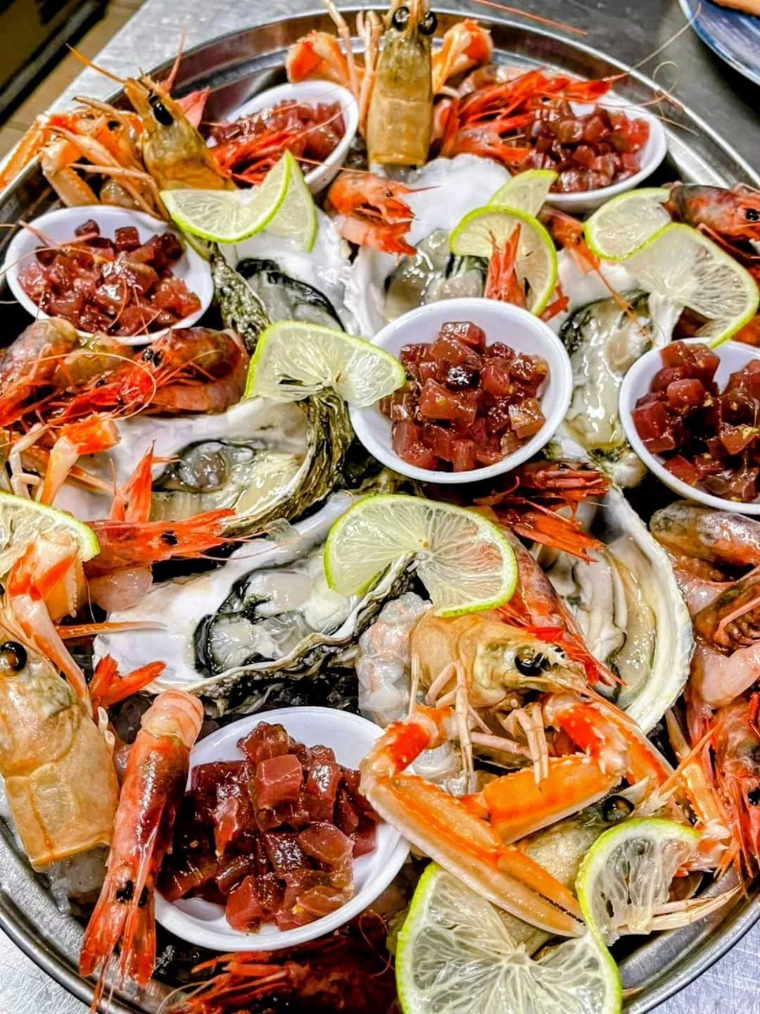 Hay muchos tipos diferentes de mariscos en la bandeja.