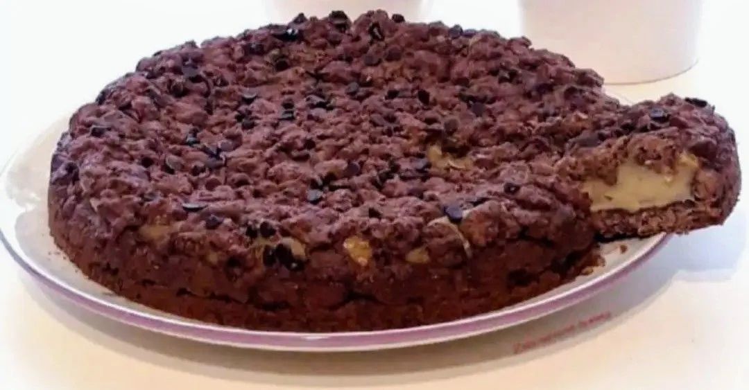 Un pastel de chocolate en un plato del que se ha sacado una rebanada.