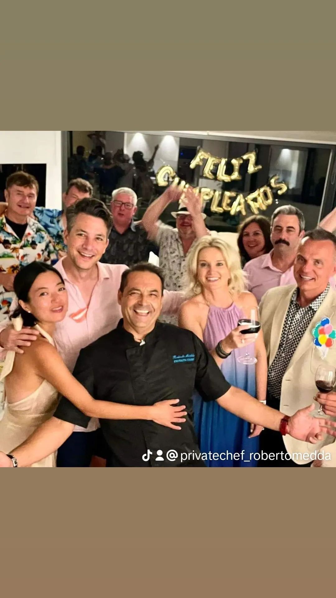 Un grupo de personas posa para una fotografía en una fiesta de cumpleaños.