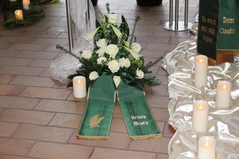 Urne mit Blumenkranz