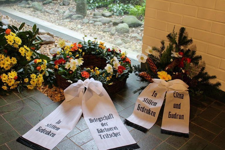 Urne mit Blumenkranz