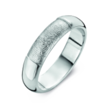 Schlichter silberner Ring mit matter Oberfläche und dezenter Fingerabdruckgravur.