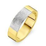 Zweifarbiger Ring mit strukturierter Oberfläche und goldenem Innenbereich.