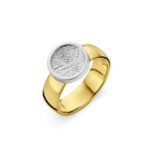 Goldener Ring mit rundem Aufsatz und sichtbarer Fingerabdruckstruktur als persönliches Erinnerungsstück.