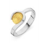 Ring mit eingefasster Oberfläche, die wie ein Fingerabdruck strukturiert ist.