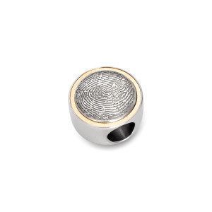 Runder Anhänger mit Fingerabdruckmotiv in heller Metallfassung, minimalistisch präsentiert.