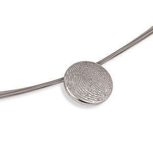 Flache runde Metallplatte mit Fingerabdruckgravur an einem schmalen Stab.