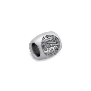 Zylindrisches Schmuckelement aus Metall mit sichtbarer Fingerabdruckstruktur.
