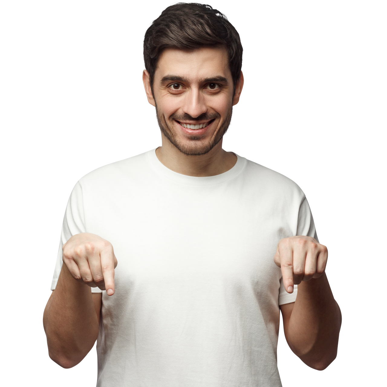 Un homme en chemise blanche sourit, pointant du doigt vers le bas avec les deux mains.