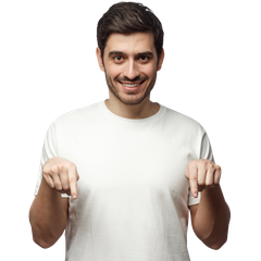 Un homme en chemise blanche sourit, pointant du doigt vers le bas avec les deux mains.