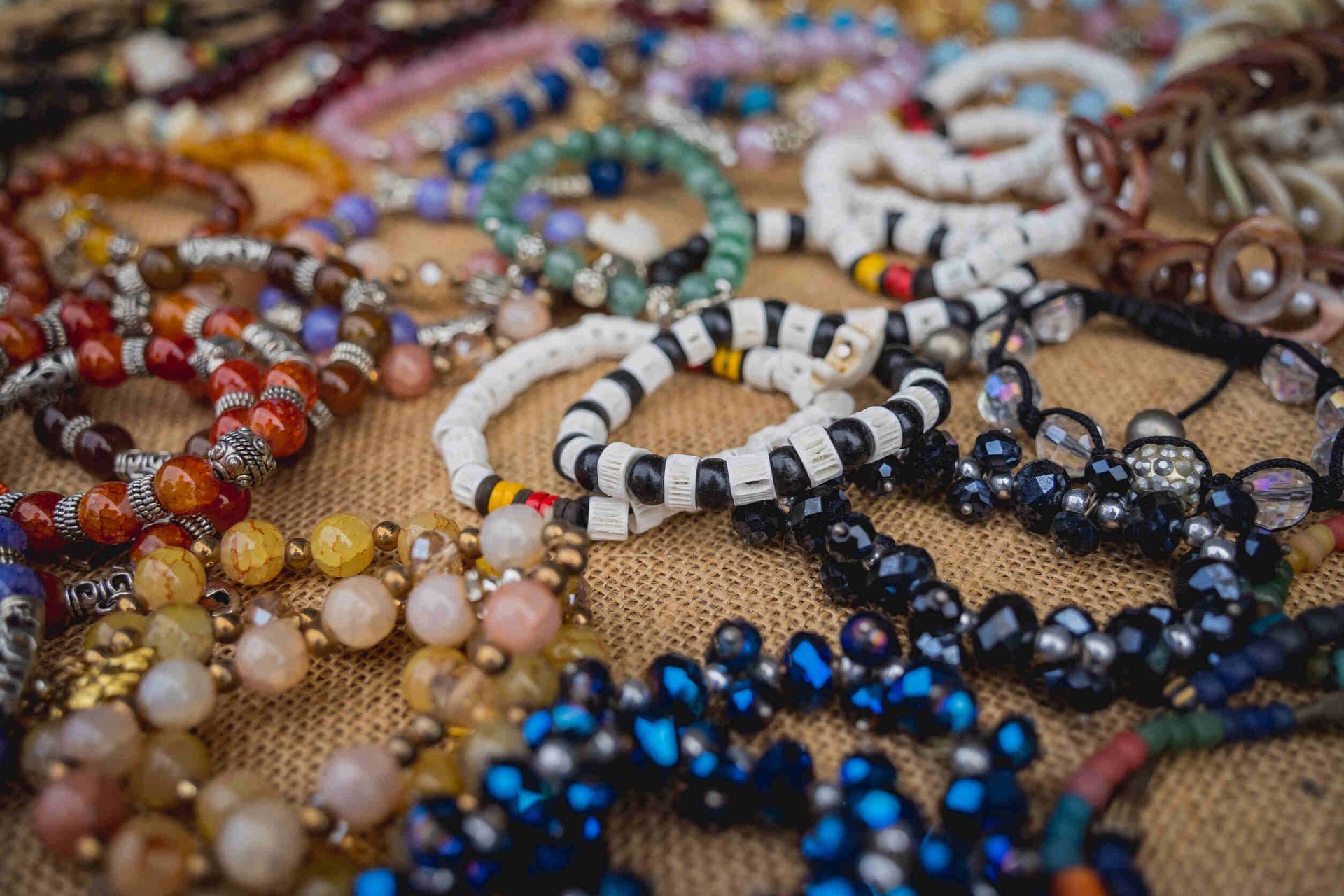 Un montón de pulseras están sobre una mesa.