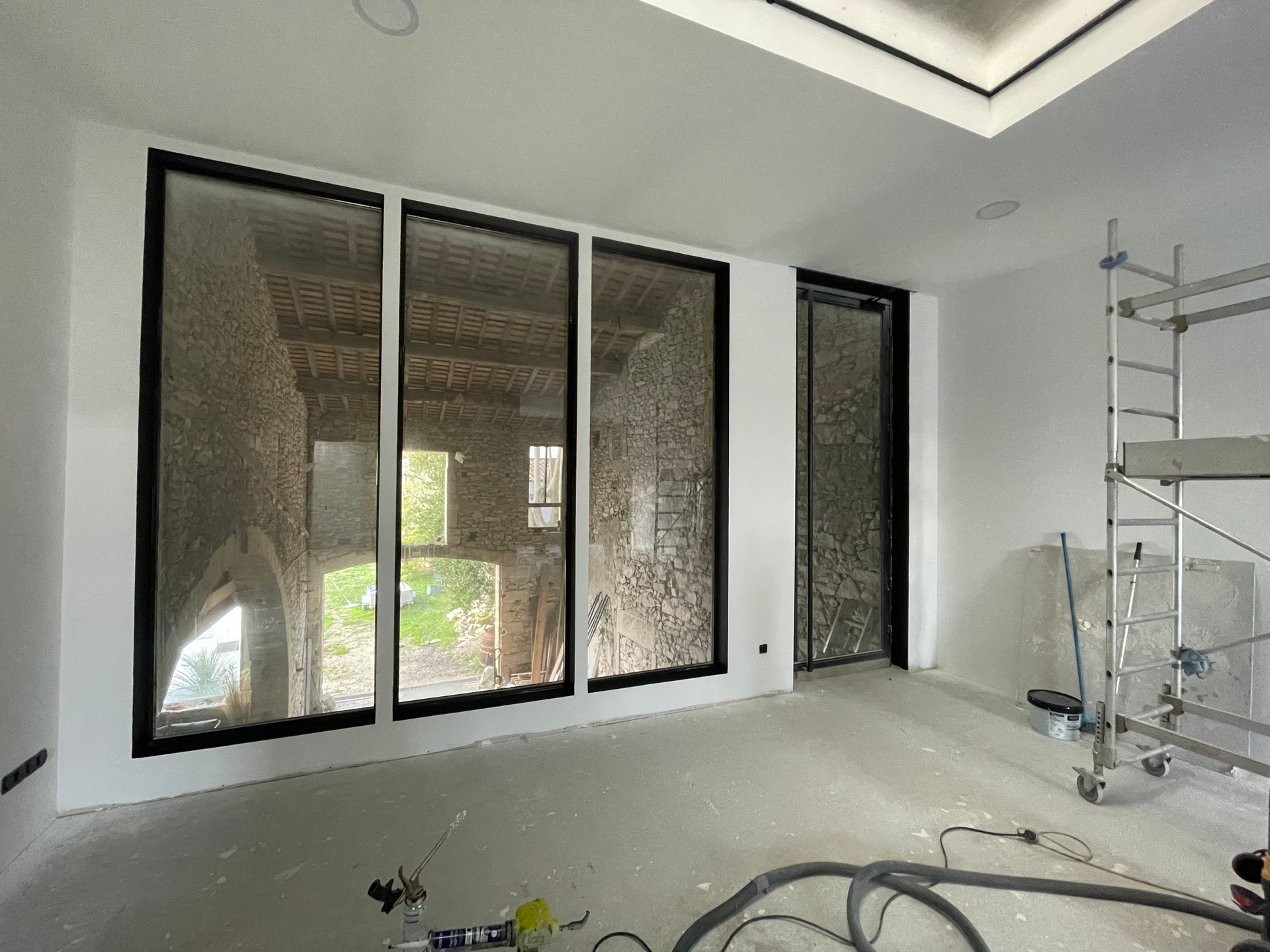 Verrières avec visibilité sur l'intérieur d'une maison
