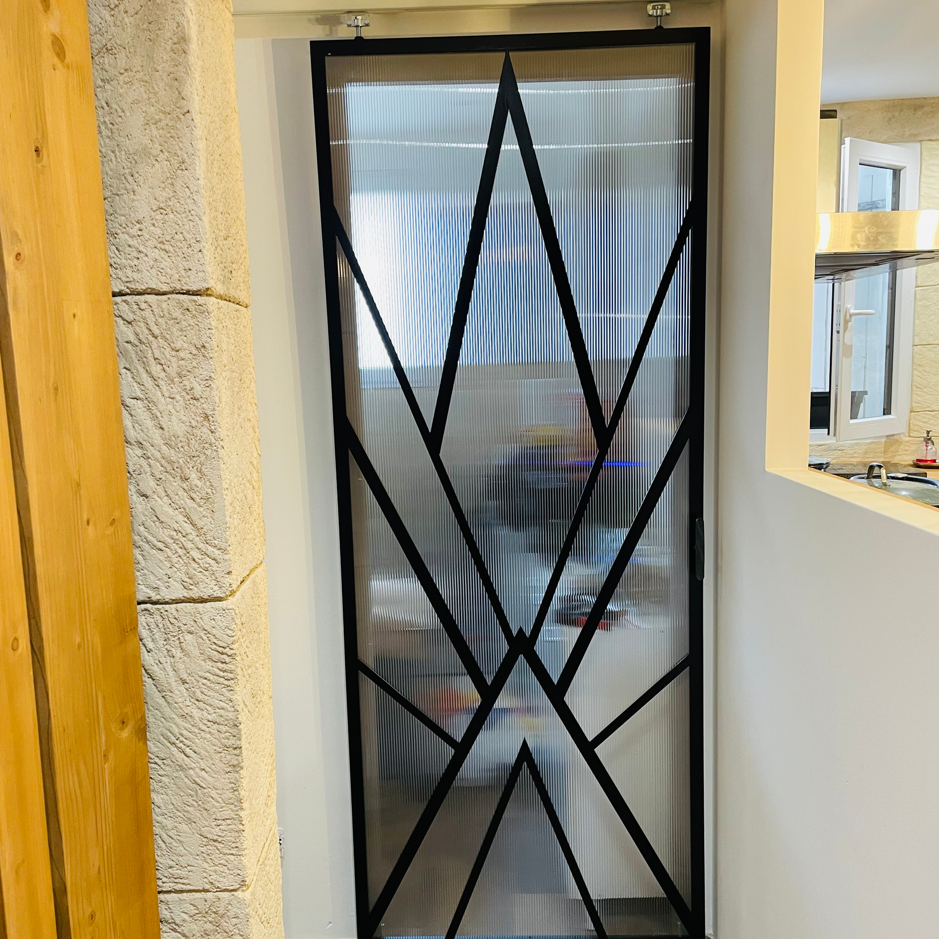 Une porte coulissante en verre