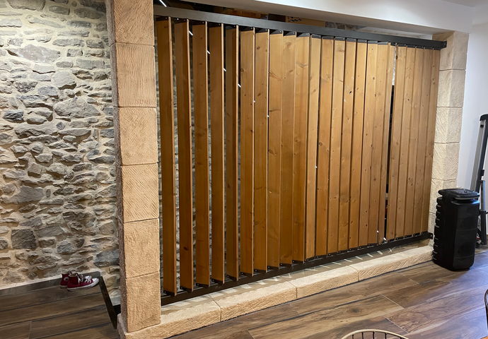 Construction d'un claustra en bois