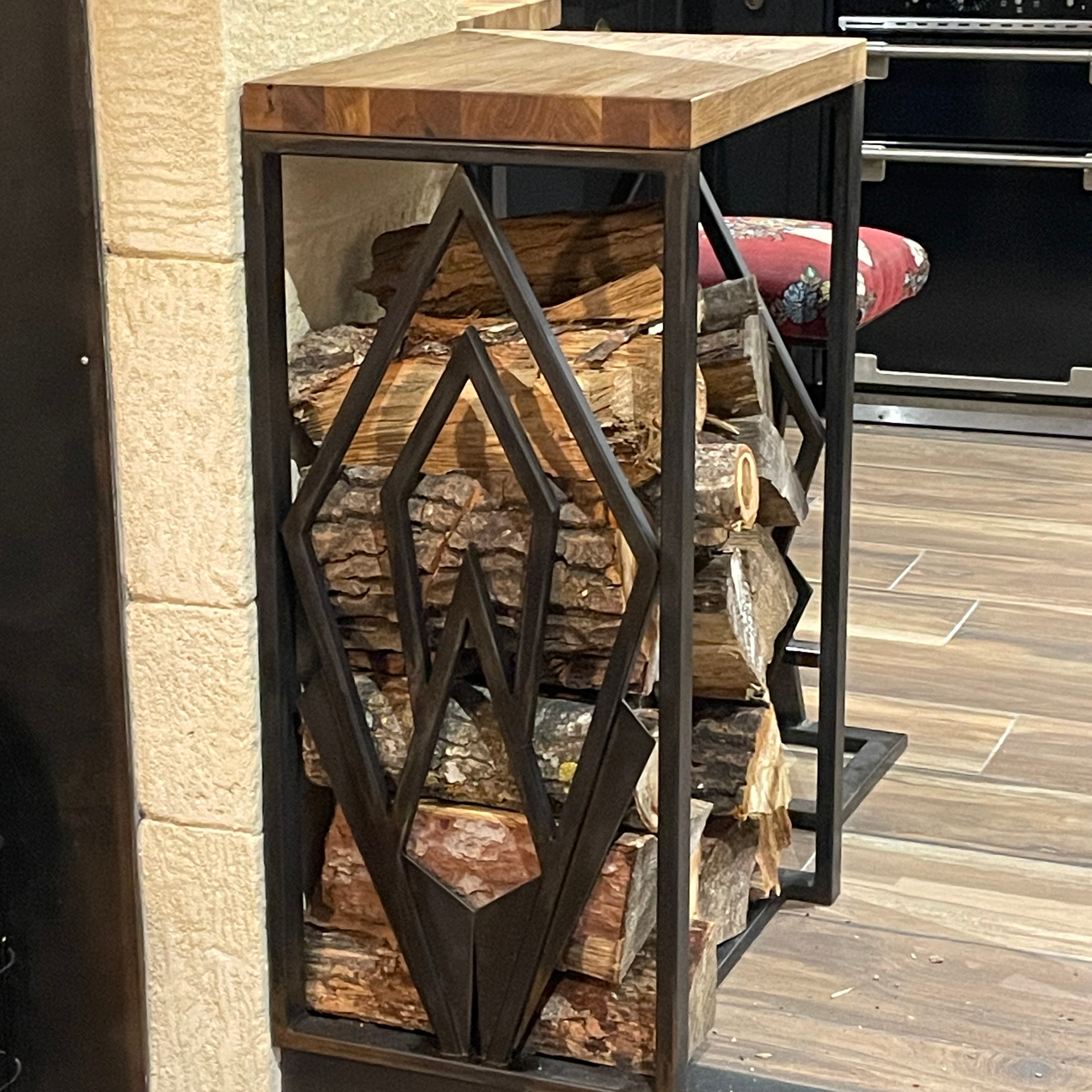 Rangement de bois dans un meuble en bois et fer