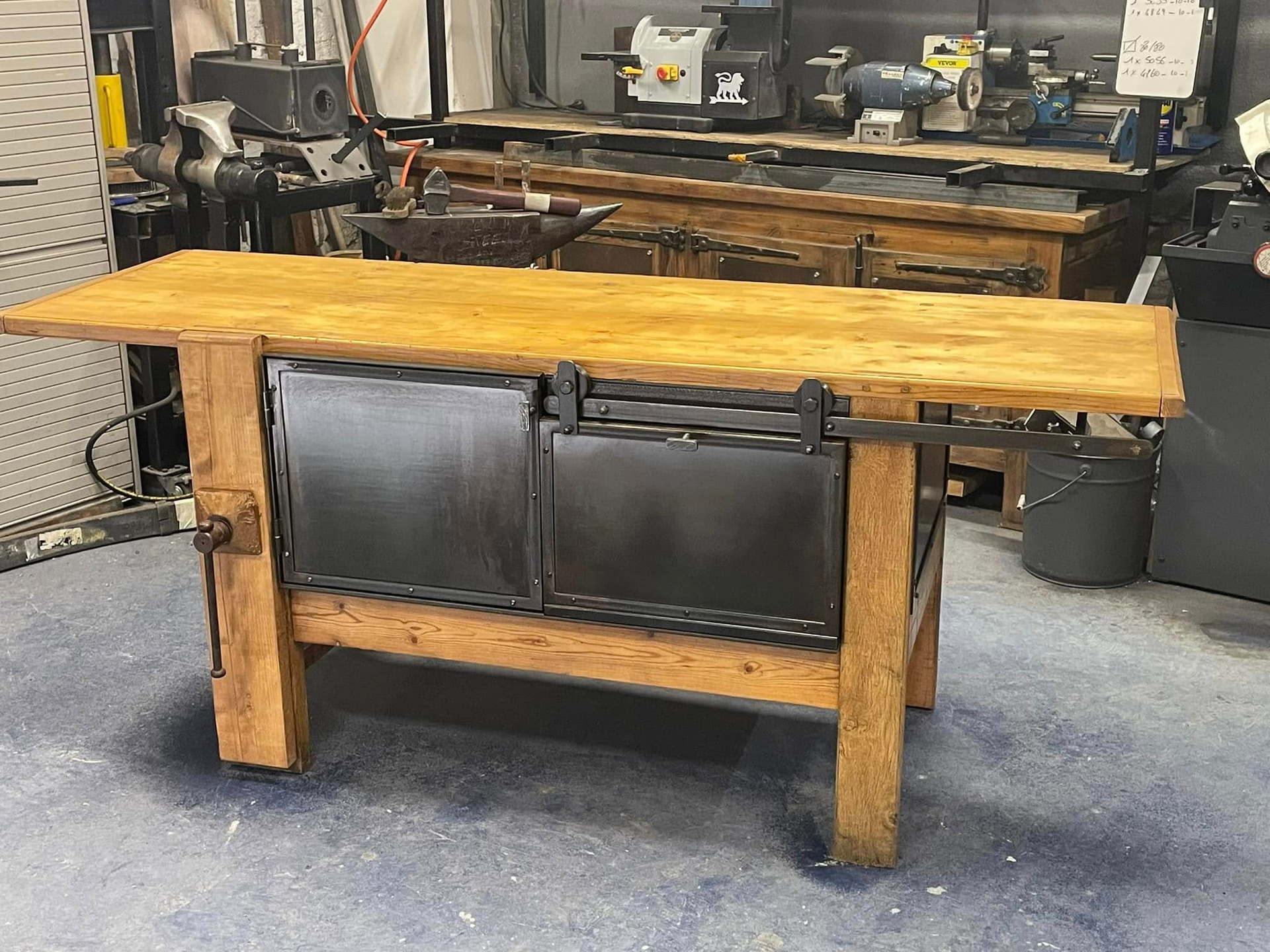 Meuble en bois et fer dans l'atelier