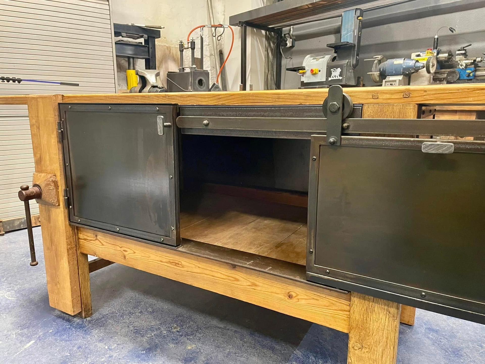 Porte coulissante en métal