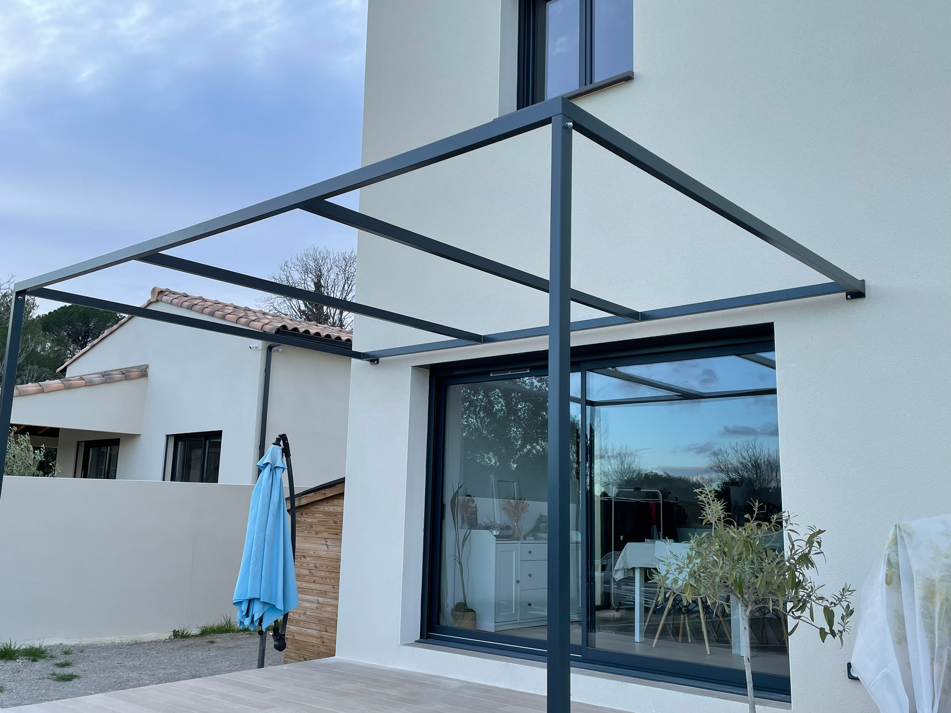 Une pergola en fer sur une terrasse