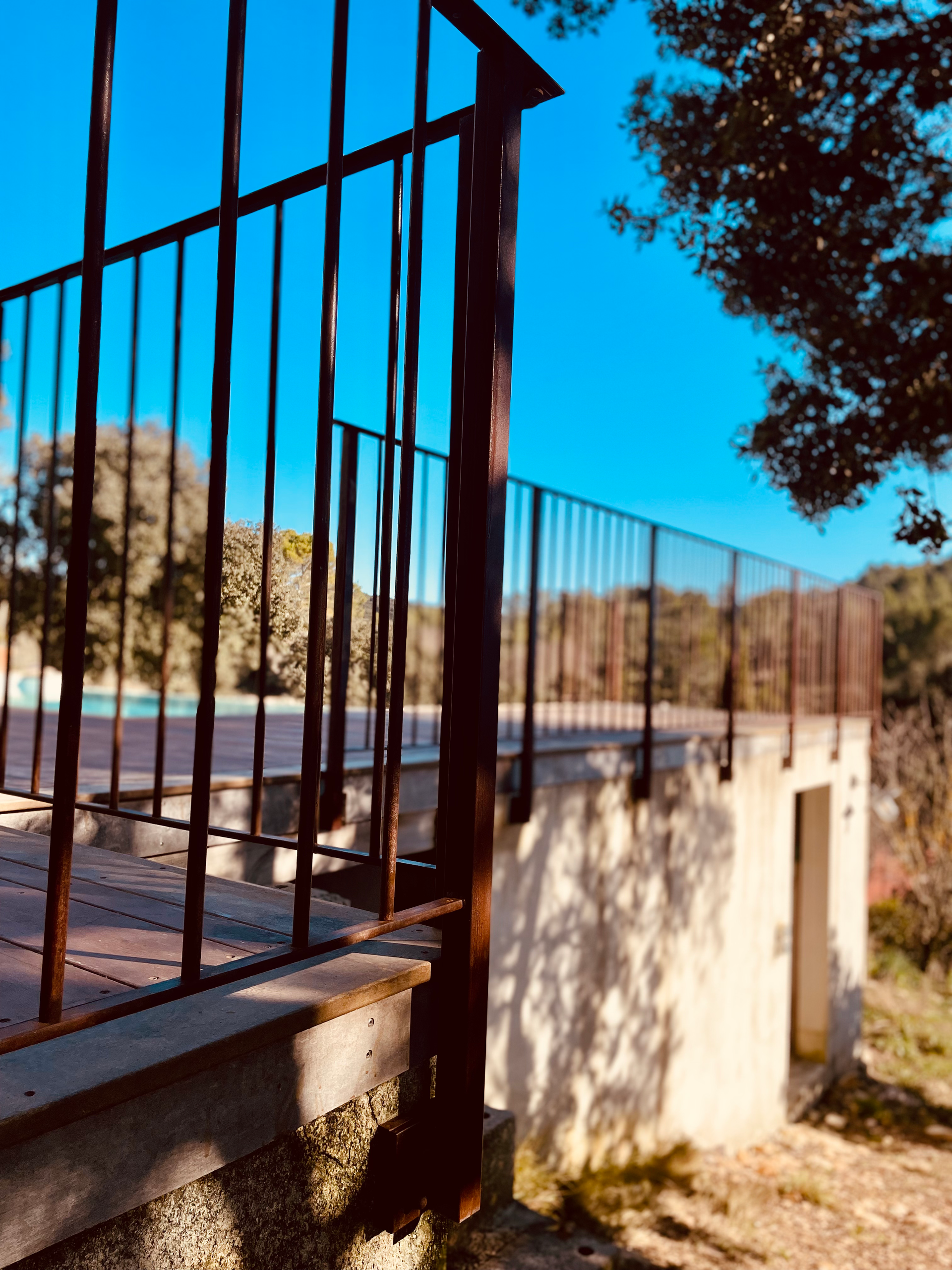 Garde-corps autour d'une piscine