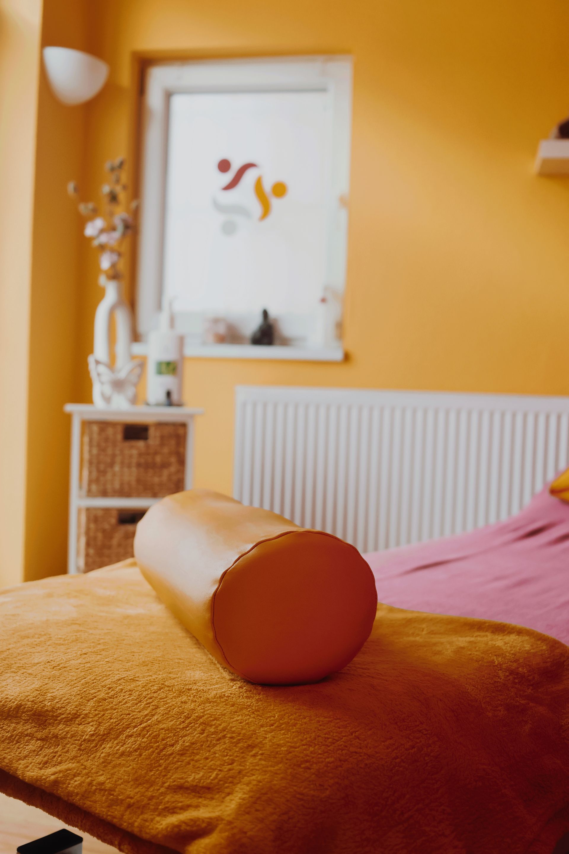 Eine Massageliege mit einem Kissen darauf