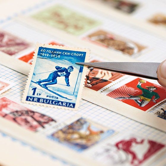 Expert analysant un timbre en gros plan