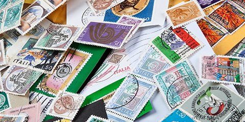 Gros plan sur une collection de timbres de valeur