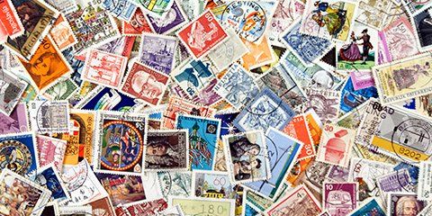 Pléthore de timbres déposés sur une table