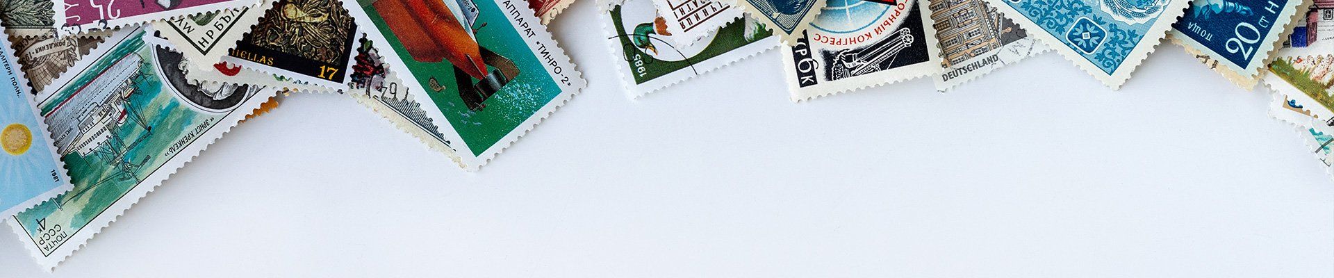Jolis timbres entreposés sur un fond blanc