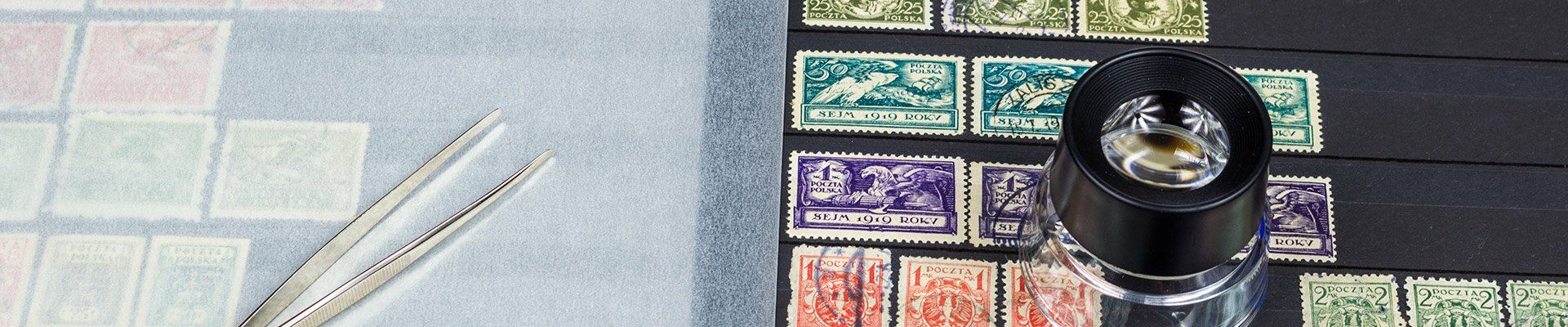 Collection de timbres identiques soigneusement rangés