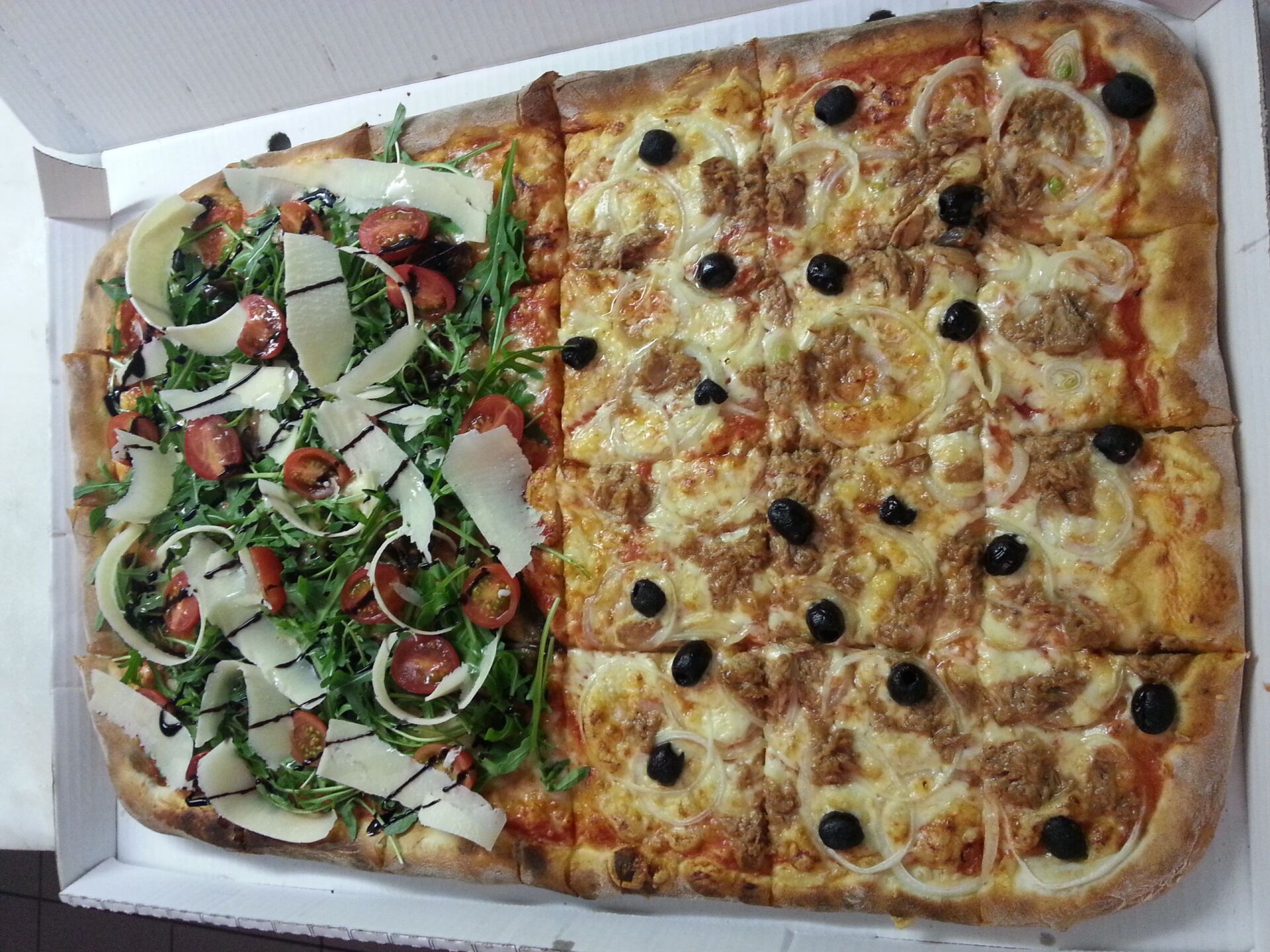 Familienpizza mit verschiedenen Sorten