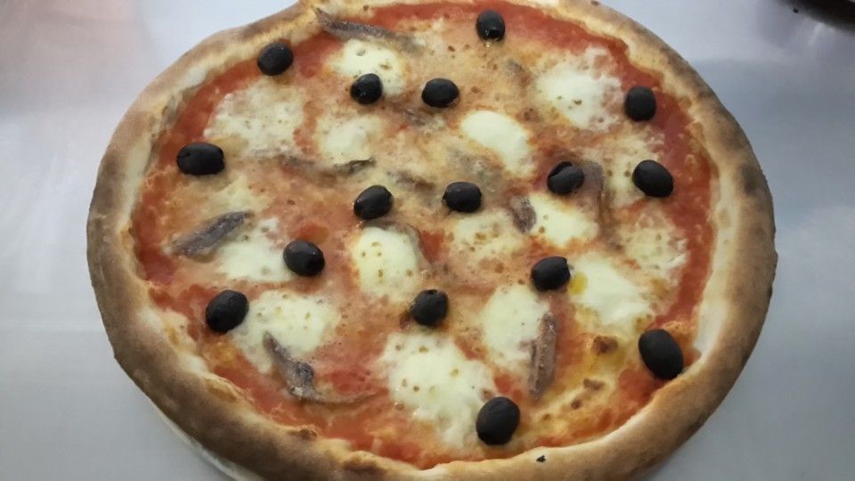 selbstgemachte Holzofenpizza von Pizzeria Bella Napoli