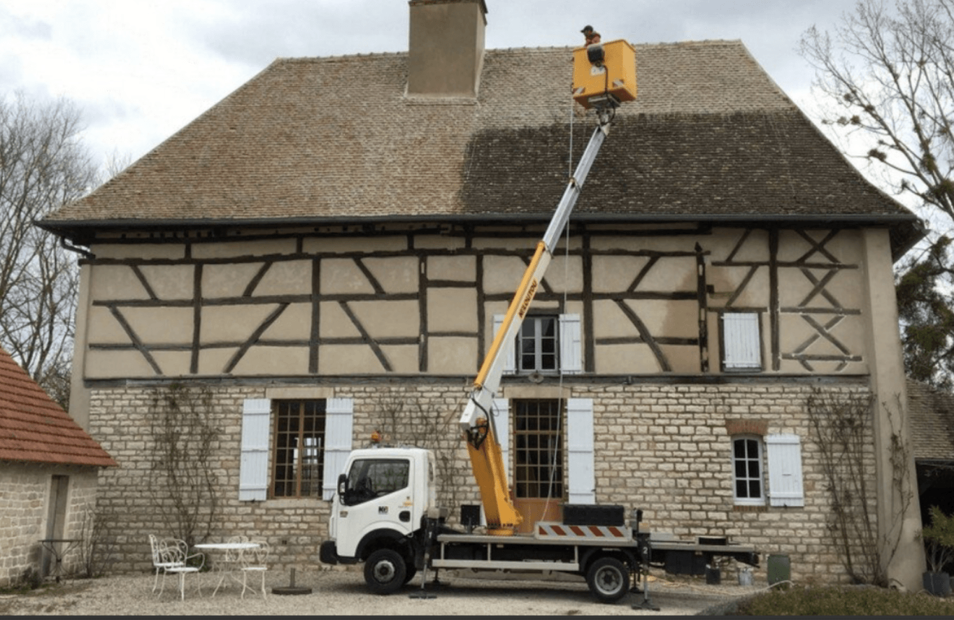 Véhicule avec nacelle