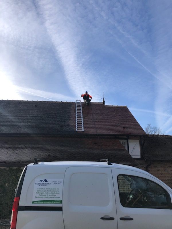 Ouvrier se tenant sur un toit