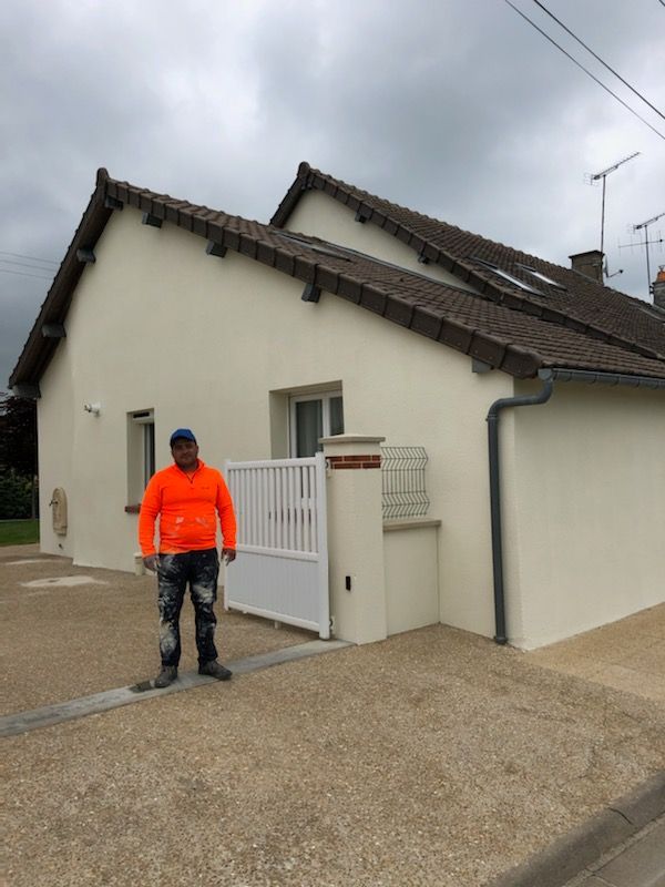 Peinture de la façade d'une maison refaite à neuf