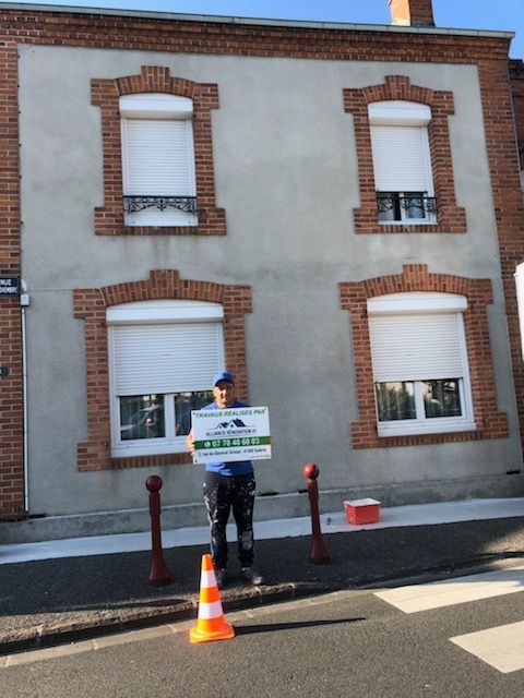 Employé de l'entreprise devant une maison