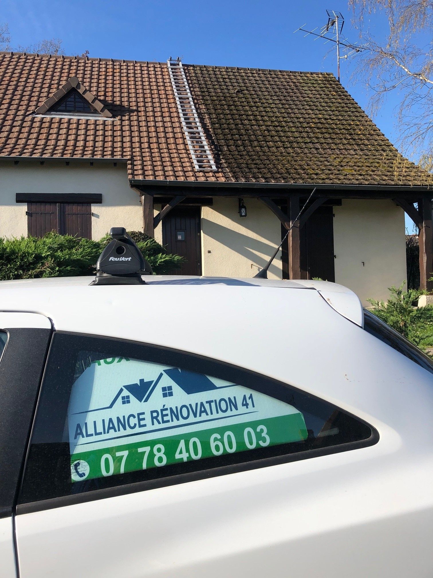 Véhicule de la société avec publicité sur la vitre