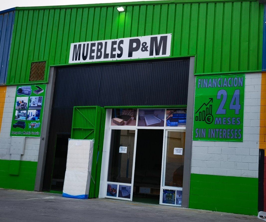 Un edificio verde y blanco que dice muebles p & m