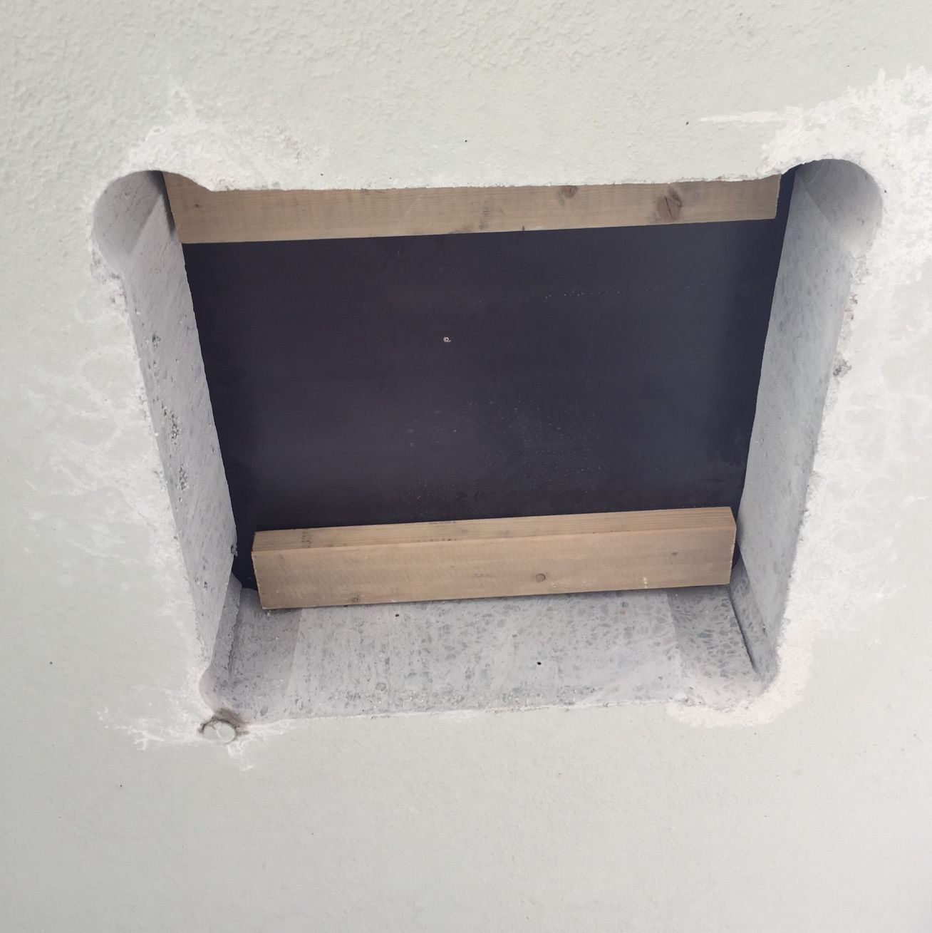 betoniin timanttisahalla sahattu neliön muotoinen aukko