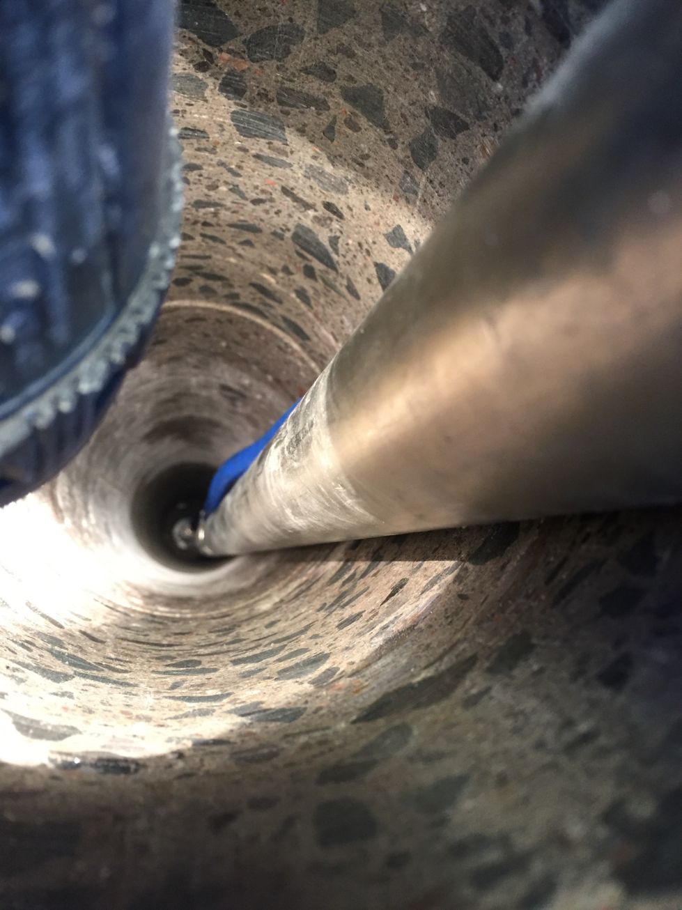 kivibetoniin timanttiporattu syvä aukko