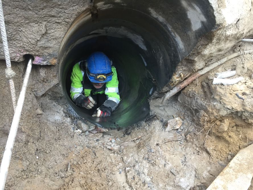 ihmisenkokoinen pyöreä porattu aukko