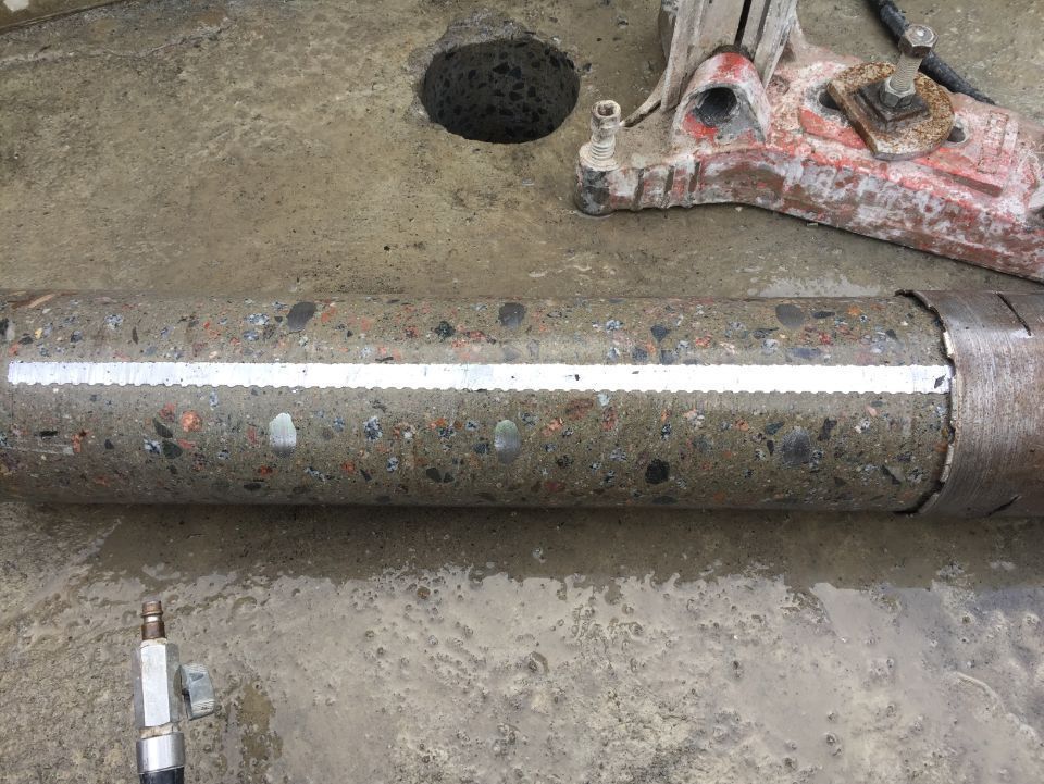 kivibetoniin porattu aukko ja porausjäte