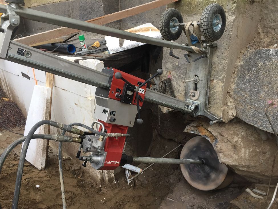 suurikokoisen timanttiporausken laitteistoa